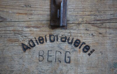 Berg Brauerei Erlebnisse BrauereiGewölbe Bierkiste mit eingebrannten Adlerbrauerei Berg
