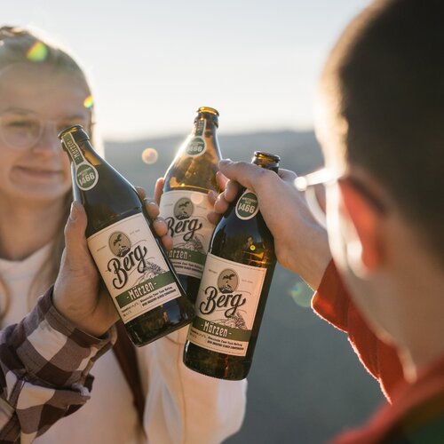 Mit Berg Märzen anstoßen