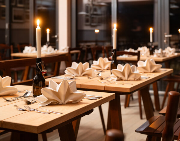 WinterGartenHaus: Elegant eingedeckte Tische