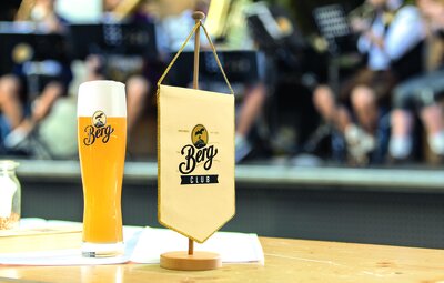 Berg Club Wimpel und Berg Hefeweizen