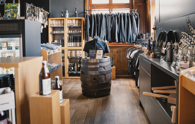 Berg BrauereiLädele Innenraum mit Klamotten, Produkten und Geschenken
