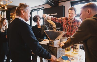 Berg Brauerei Erlebnisse Gruppe macht Bier