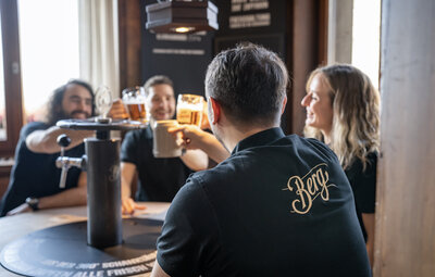 Berg Club Mitglieder am TapTable in der BrauereiWirtschaft