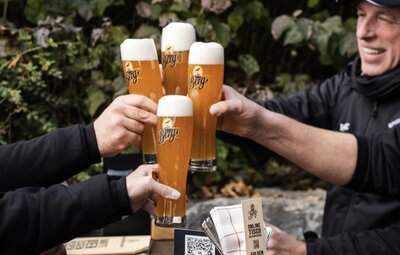 Eine Gruppe stoßt mit Bier an