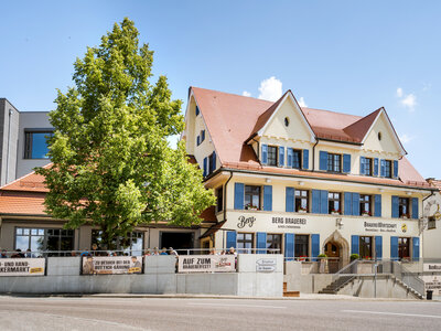 Berg BrauereiWirtschaft Außen im Sommer frontal