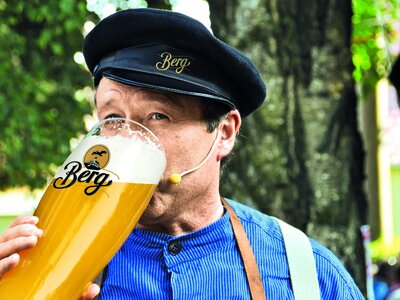 Bräuwirtin Antonia und  Ihr Bierkutscher Gottlieb sorgen für schwäbische Comedy beim Bierfass-Stammtisch in der BrauereiWirtschaft