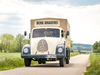 Ein Wagen fährt auf einer Landstraße