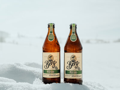 Zwei Bierflaschen stehen im Schnee