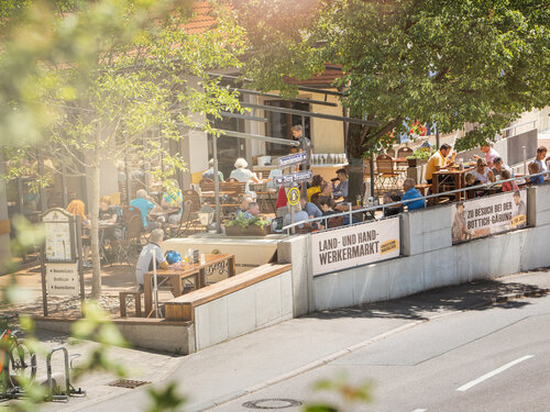Terrasse mit Menschen im Sommer