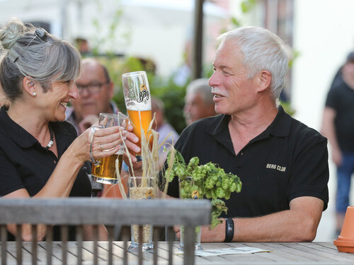 Berg BrauereiGarten Clubmitglieder genießen Bier