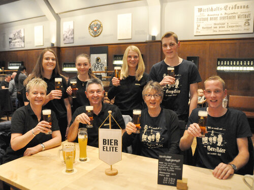 Berg Club Stammtisch Bier Elite mit Club Wimpel in der BrauereiWirtschaft