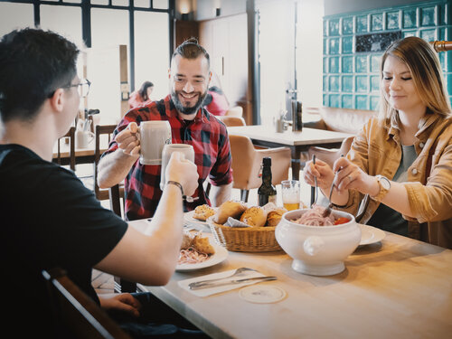 Berg BrauereiWirtschaft Personen essen am Tisch