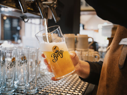 Berg BrauereiWirtschaft Bier Zapfen