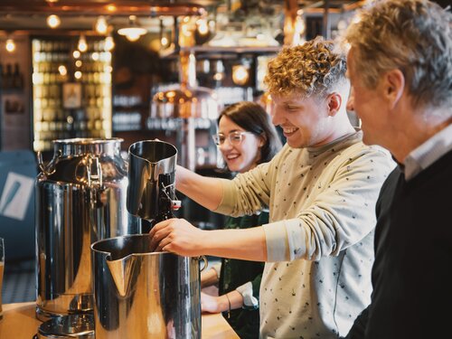 Berg Brauerei Erlebnisse Abfüllung des Bieres in der Gruppe