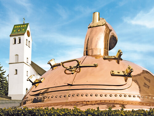 Berg Brauerei Außenaufnahme mit Sicht auf die Kapelle