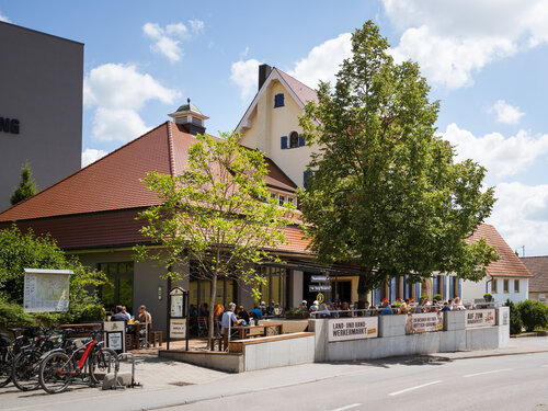 Berg BrauereiWirtschaft Außen im Sommer