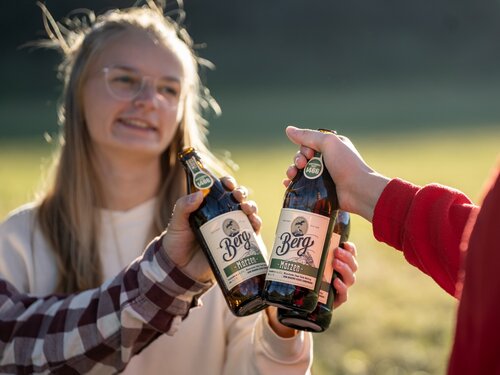 3 Personen stoßen mit Berg Märzen an