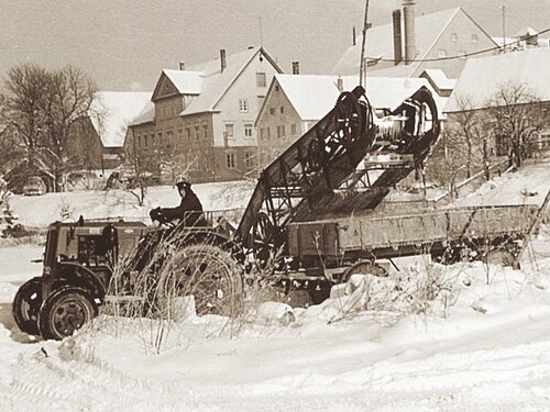 Bis 1953 wurde aus dem zugefrorenen Weiher in Berg Eis gebrochen. Die Platten gingen in den Keller der Brauerei, wo sie das frische Märzen kühl hielten. Erst die moderne Kältetechnik machte das überflüssig.
