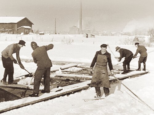 Mit Sägen, Stangen und Haken holten die Eisbrecher der Berg Brauerei die schweren Eisbrocken aus dem Eisweiher. Eine Erinnerung an Zeiten, als die Winter noch hart waren und die Kühltechnik nicht vollelektronisch.