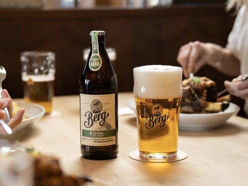Berg Märzen Flasche und Glas auf Tisch