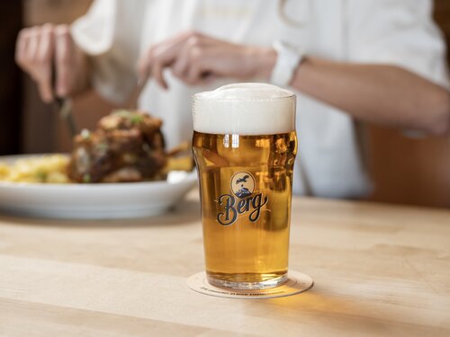Berg Märzen Glas auf Tisch