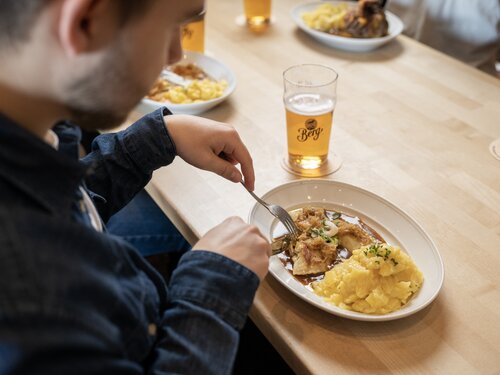 Berg Märzen auf Tisch mit Essen