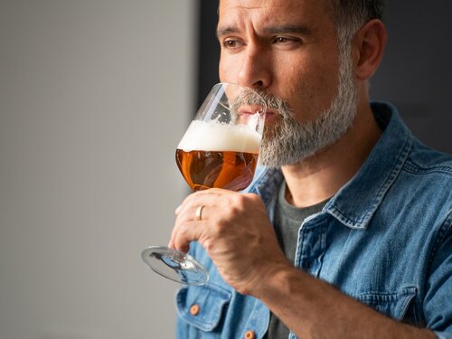 Dann nimmt man den Stachel aus dem Bier, das nun ausgesprochen weich schmeckt und wohltemperiert ist. Eine ausgeprägte Karamellnote gibt dem Bier ein ganz besonderes Winteraroma.