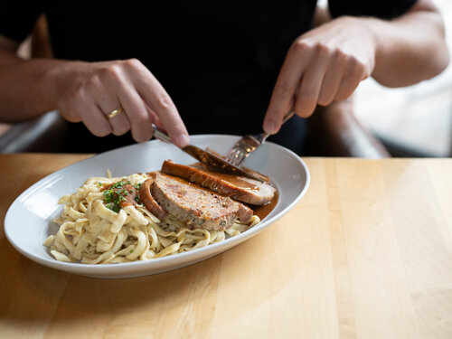 Sattelsaumagen mit kräftiger Ulrichsbiersoße und Spätzle