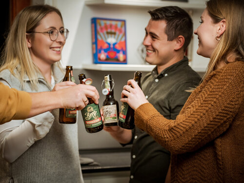 Zum Wohl! Mit einem schönen Weihnachtsbier der Berg Brauerei darf ein genussvoller Abend in geselliger Runde beginnen. Man hat sich viel zu erzählen und endlich Zeit füreinander.