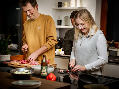 Gemeinsam ein Essen zubereiten, das macht Spaß. Salat schnippeln und das Fleisch würfeln für eine feinen Fondue-Abend, so wird die Mahlzeit zu einem Genusserlebnis für alle Sinne.
