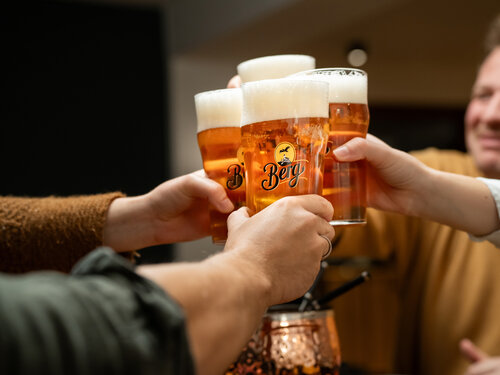 Wer gut isst, muss auch etwas Gutes trinken. Das Weihnachtsbier der Berg Brauerei passt zu vielen Weihnachtsgerichten. Ein genussvoller Begleiter mit einer besonderen Geschmacksnote.