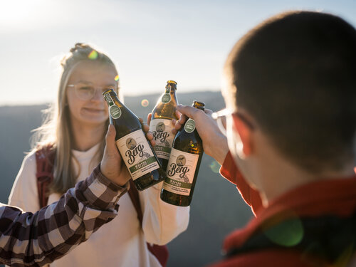 Mit Berg Märzen anstoßen