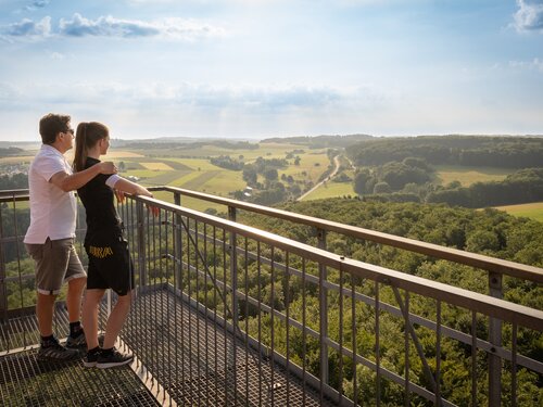 Ein Paar blickt auf einem Aussichtsturm in den Horizont