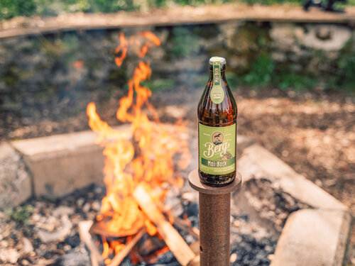 Mai-Bock auf eine Pfahl