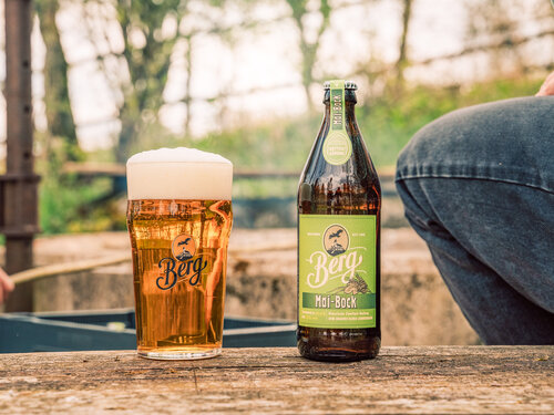 Mai-Bock Bier steht auf einer Bank