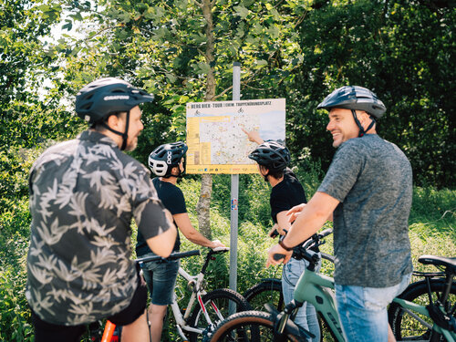 BergBier-Tour Radfahrer an Karte