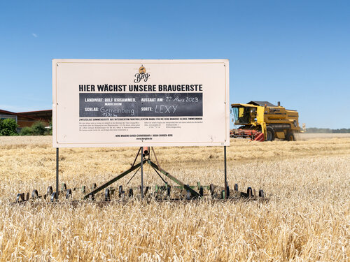 Berg Brauerei: Schild am Gerstenfeld in Magolsheim
