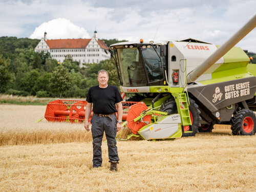 Gerstenbauer vor Mähdrescher bei der Gerstenernte