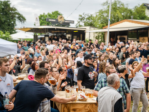 Ulrichsfest: Menschenmenge an Biertischen