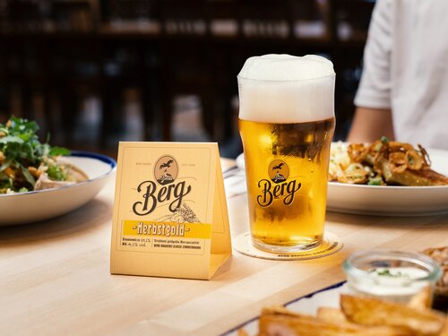 Ein Bier und ein Glas stehen auf einem Tisch