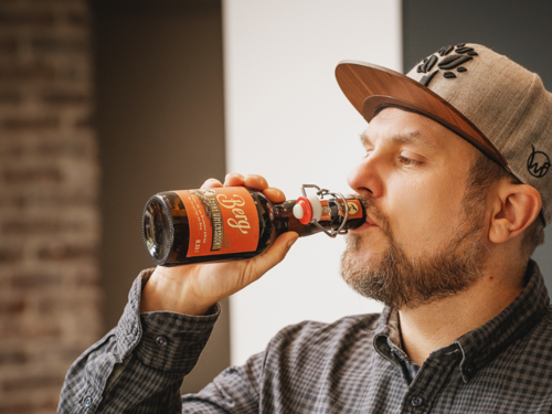 Eine Person trinkt ein Bier