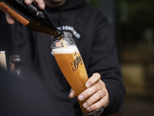 Ein Weizen-Bock wird gezapft