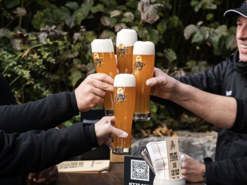 Eine Gruppe stoßt mit Bier an