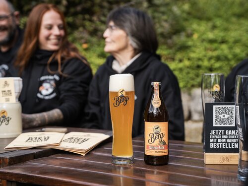 Eine Gruppe mit Berg Bockbieren