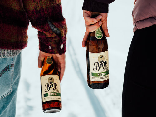 Zwei Menschen wandern gemeinsam im Schnee