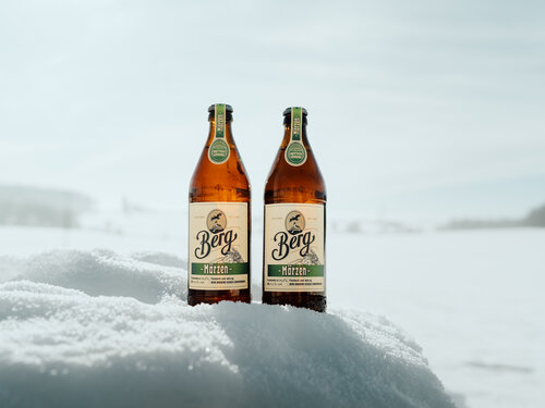 Zwei Bierflaschen stehen im Schnee
