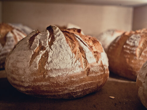 Frisches, fast fertiges Brot noch im Steinbackofen