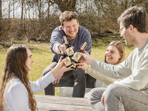 Anstoßen beim Feierabendbier