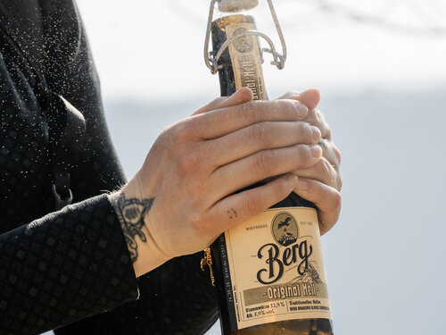 Frau lässt Original Hell 0,33 l Bügelverschlussfläsche ploppen.