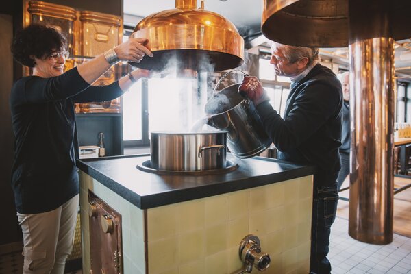 Berg Brauerei Erlebnisse Gruppe kocht Bier im Kessel